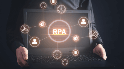 Profissões do Futuro - Uma pessoa segurando um laptop que está mostrando um processo RPA.