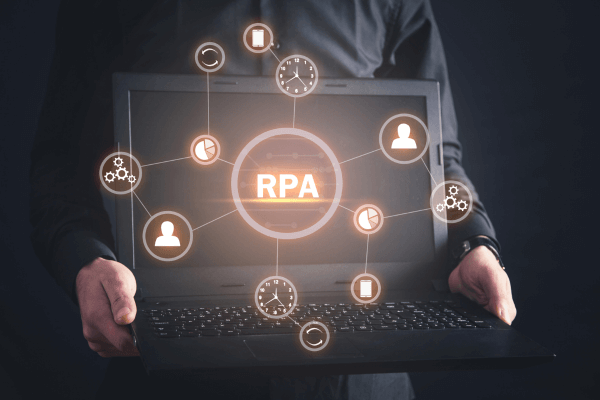 Profissões do Futuro - Uma pessoa segurando um laptop que está mostrando um processo RPA.