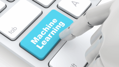 Teclado com uma tecla chamada !Machine Learning e o dedo de um robô está para apertar.