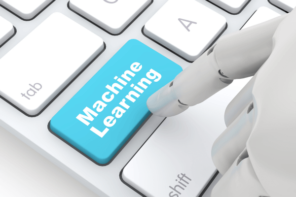 Teclado com uma tecla chamada !Machine Learning e o dedo de um robô está para apertar.