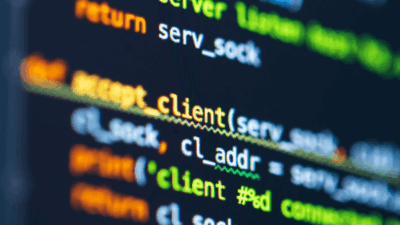 Tela de um computador com diversas linhas de comando coloridas.