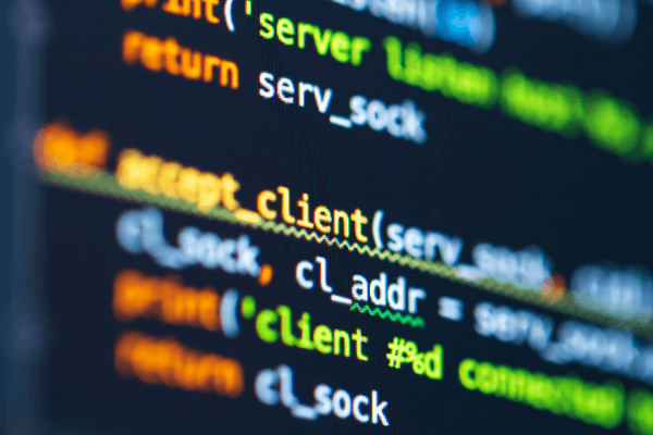 Tela de um computador com diversas linhas de comando coloridas.