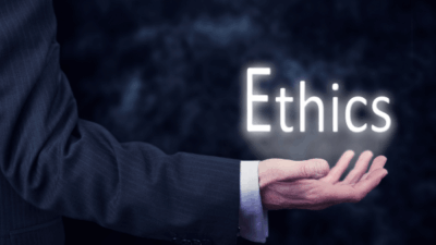 Futuro das Profissões - Mão segurando a palavra Ethics.