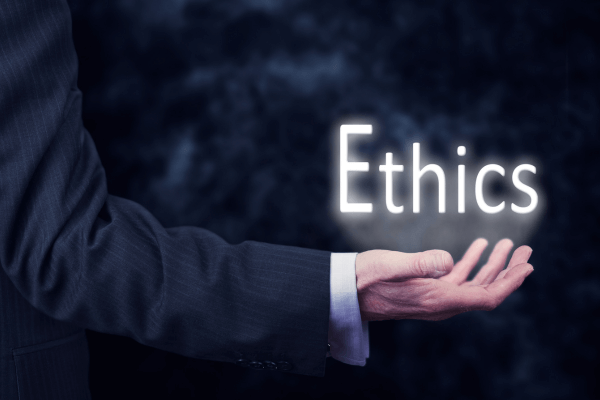 Futuro das Profissões - Mão segurando a palavra Ethics.