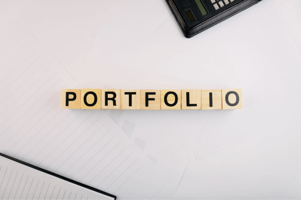 A palavra PORTIFOLIO está escrita com uma letra em cada quadrado de madeira.
