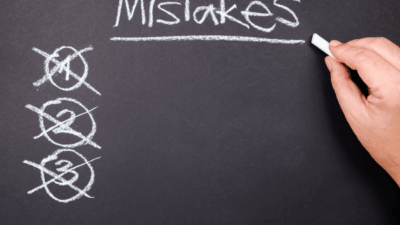 Uma lousa preta onde uma pessoa escreve Mistakes.
