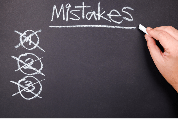 Uma lousa preta onde uma pessoa escreve Mistakes.