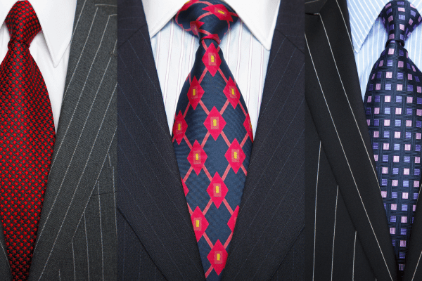 Pessoas de terço e gravata.