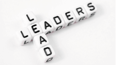 São dados com letras ao invés de números, escrevendo Lead na vertical e na horizontal a palavra Leaders cruza Lead na altura do E.