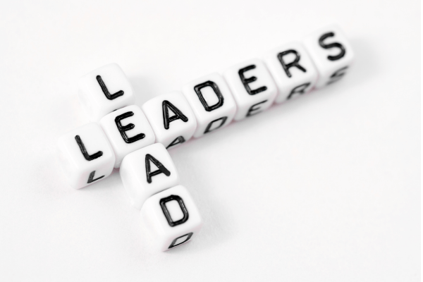 São dados com letras ao invés de números, escrevendo Lead na vertical e na horizontal a palavra Leaders cruza Lead na altura do E.